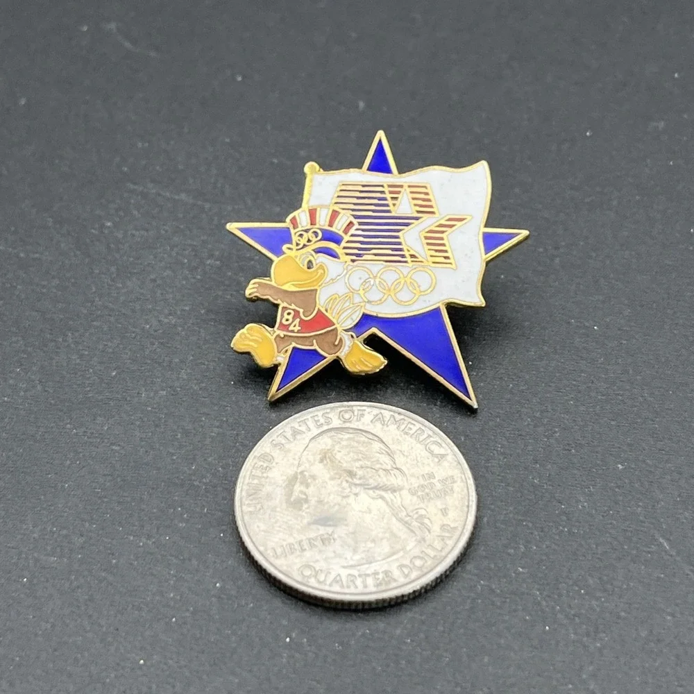 1984 Los Angeles‎ Olympics Sam The Eagle Holding Logo Flag Star Lapel Hat Pin